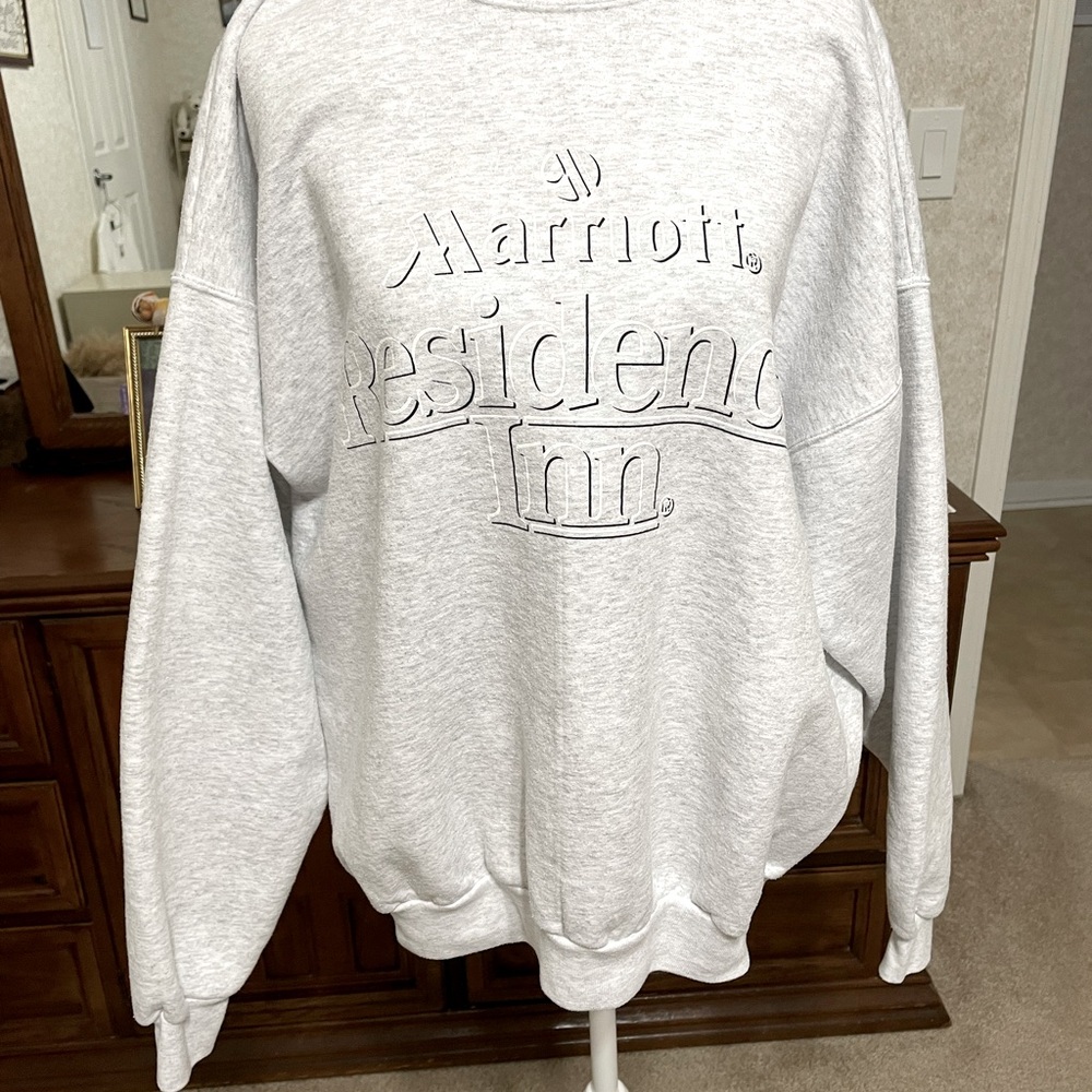 Source Unknown Marriott Residence Inn Light Gray Crewneck Sweatshirt